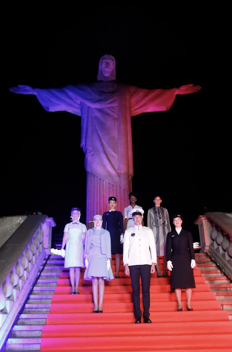 Air France celebra 90 anos de elegância com projeção de luzes e desfile no Cristo Redentor