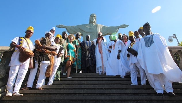 Aos pés do Cristo, um pedido pela paz no Rio