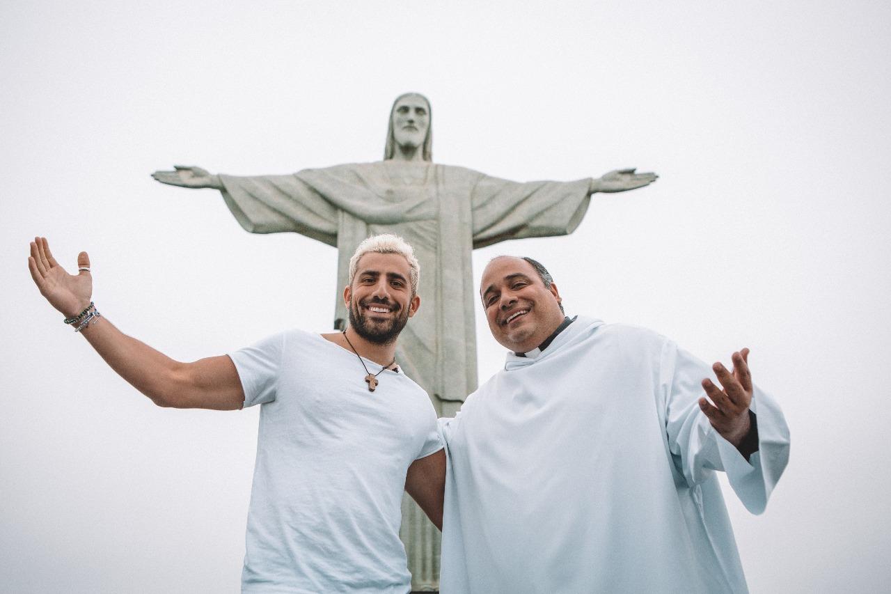 Ator Kaysar Dadour agradece cidadania brasileira no Cristo Redentor