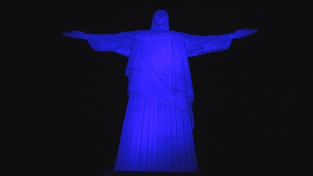 Monumento ao Cristo Redentor recebe iluminação especial em atenção à vida