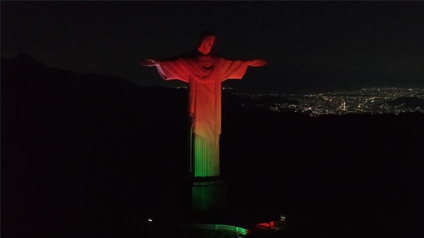 Cristo Redentor é iluminado em apoio à Campanha Julho Neon e leva a pauta da Saúde Bucal ao topo do Brasil