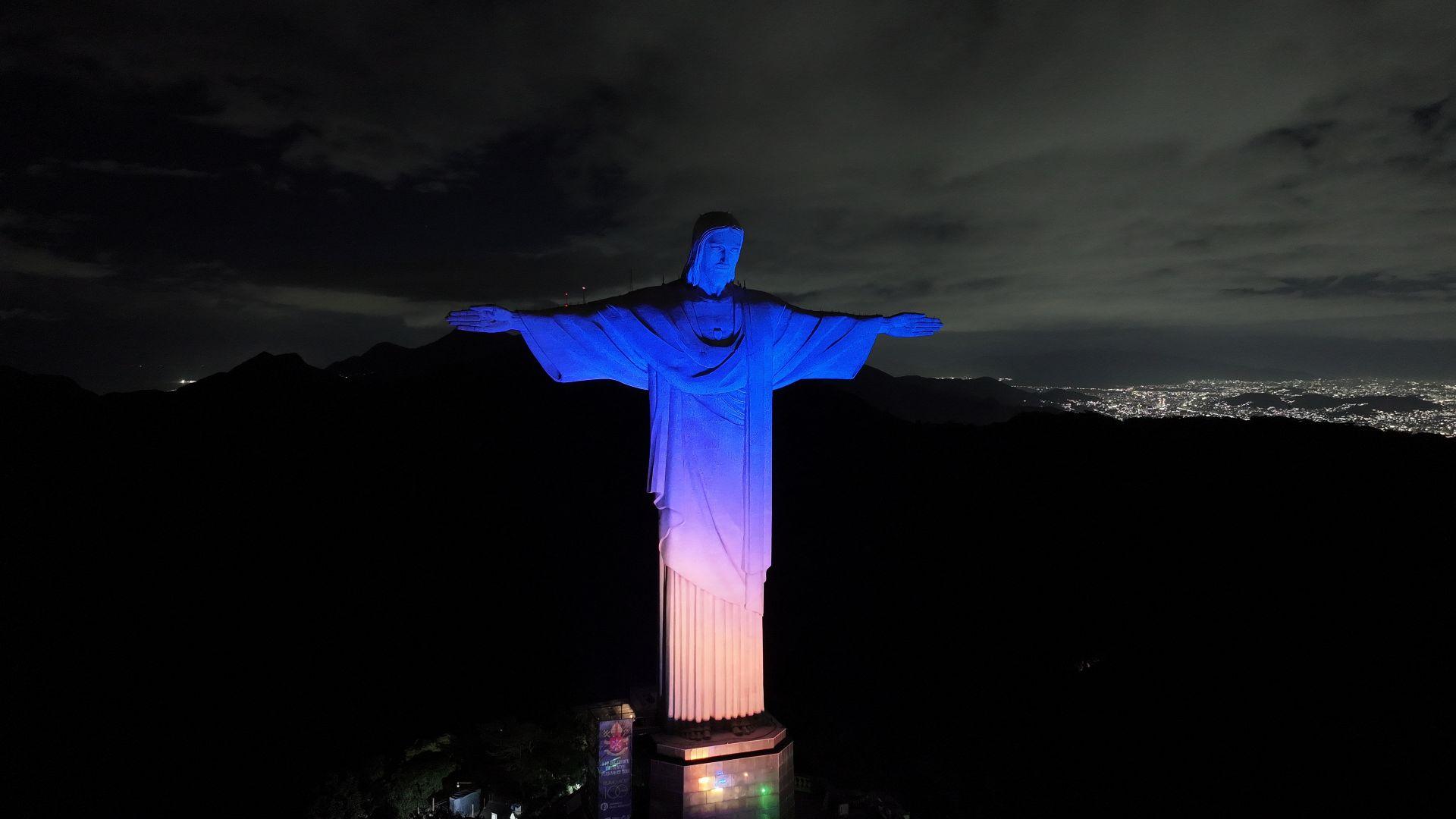 Cristo Redentor é iluminado em azul e laranja para marcar a abertura da ExpoCatólica 2026