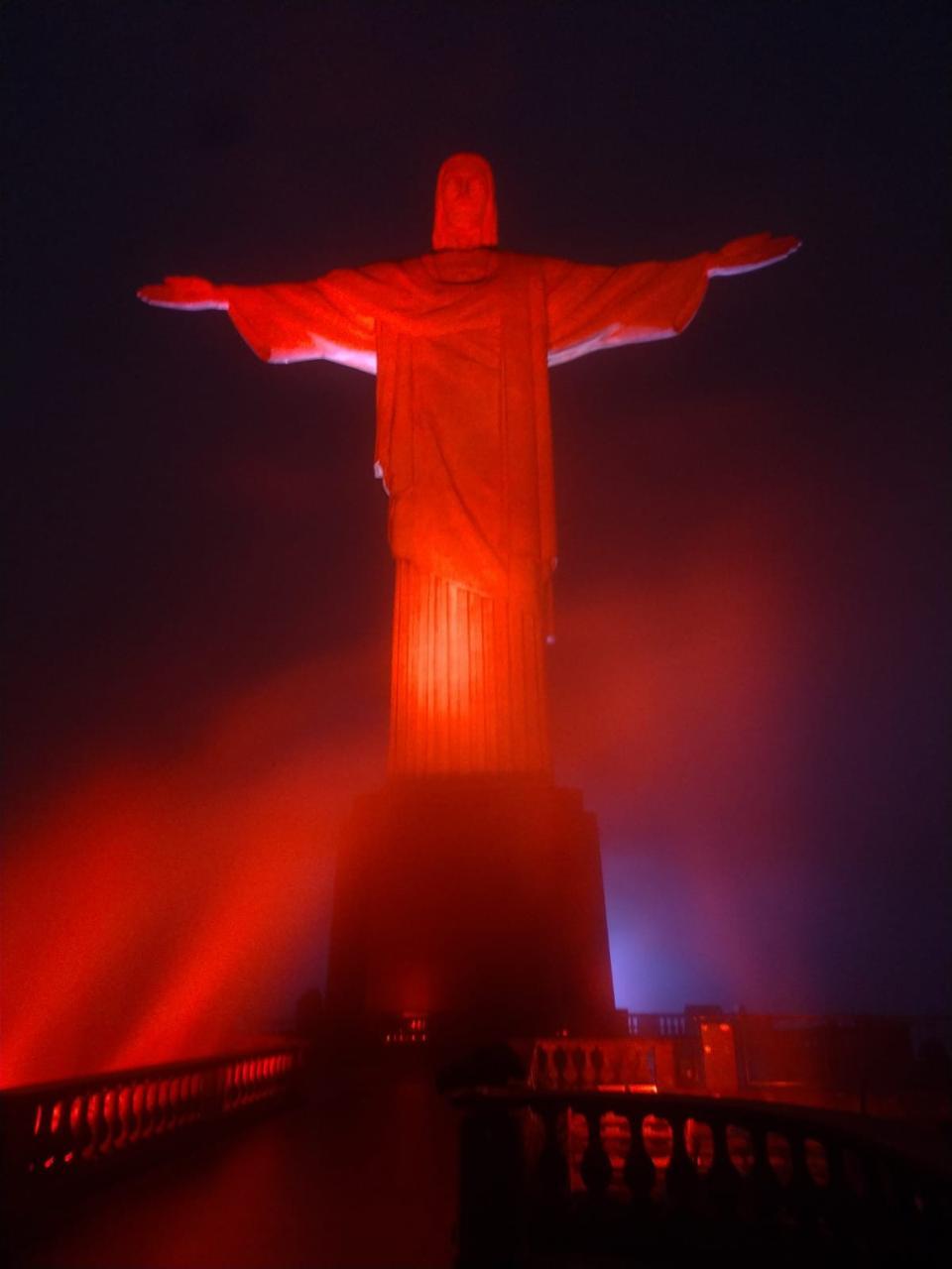 Cristo Redentor é iluminado em laranja pelos 65 anos da nova empresa amiga Refit