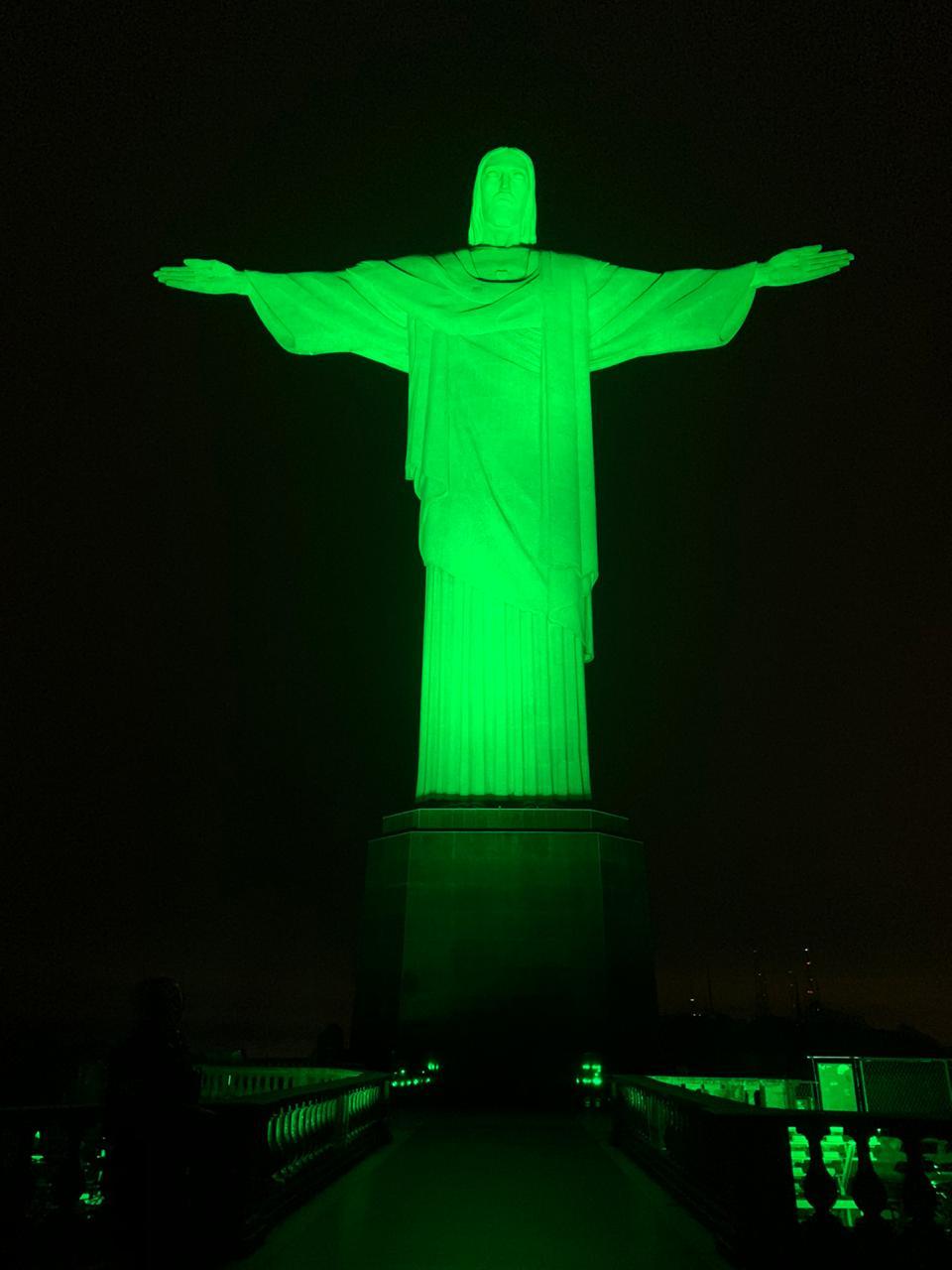 Iluminação de monumentos em verde mobiliza cidades brasileiras pela conscientização sobre doença rara
