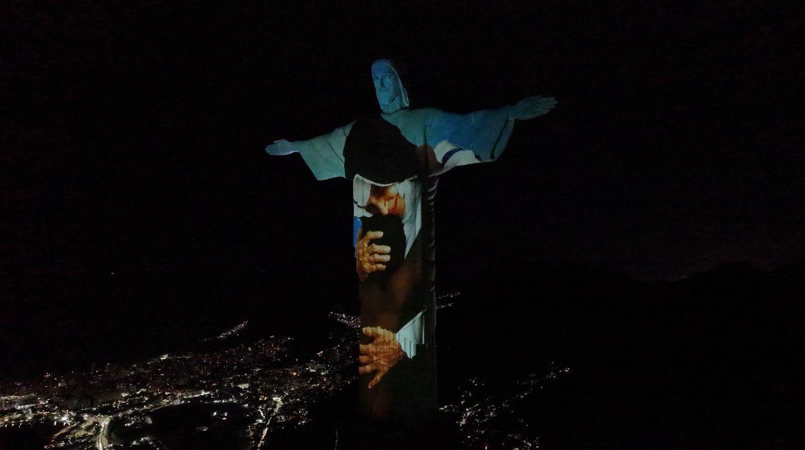 Cristo Redentor faz homenagem à Santa Dulce dos Pobres