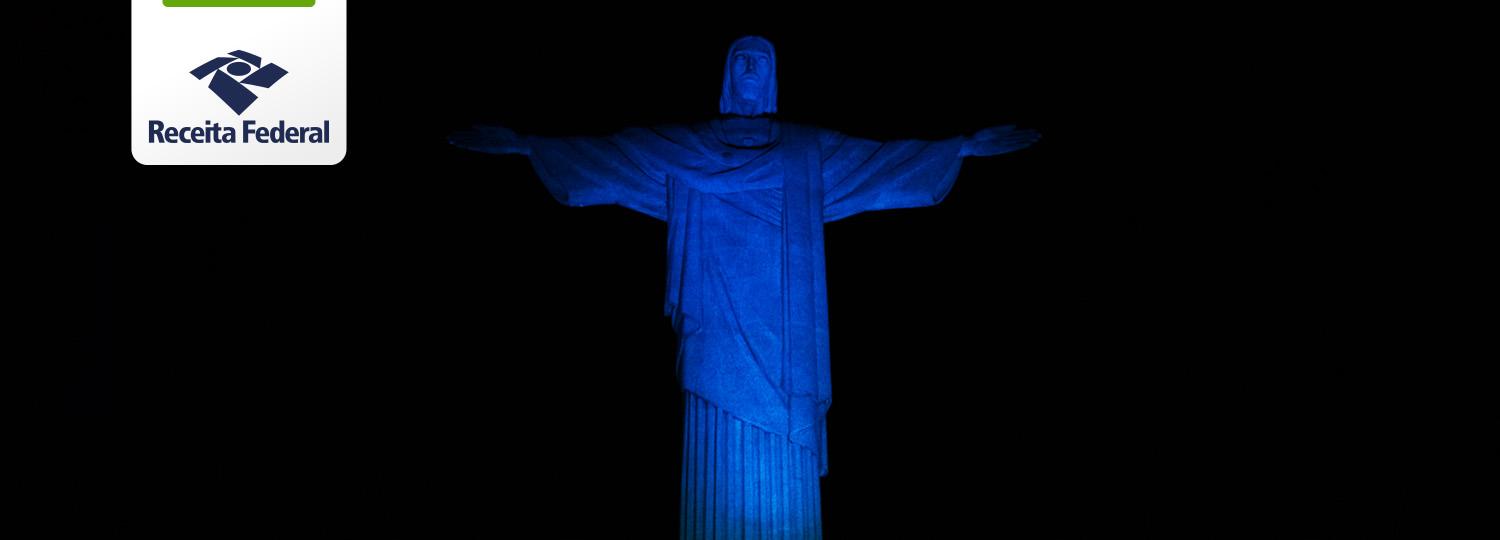 Cristo Redentor foi iluminado de azul em homenagem ao 54º aniversário da Receita Federal