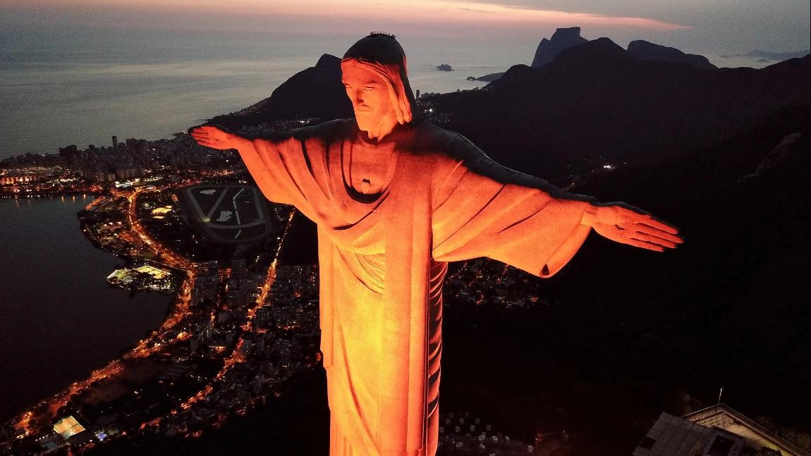 Cristo Redentor foi iluminado de laranja no Dia de Doar