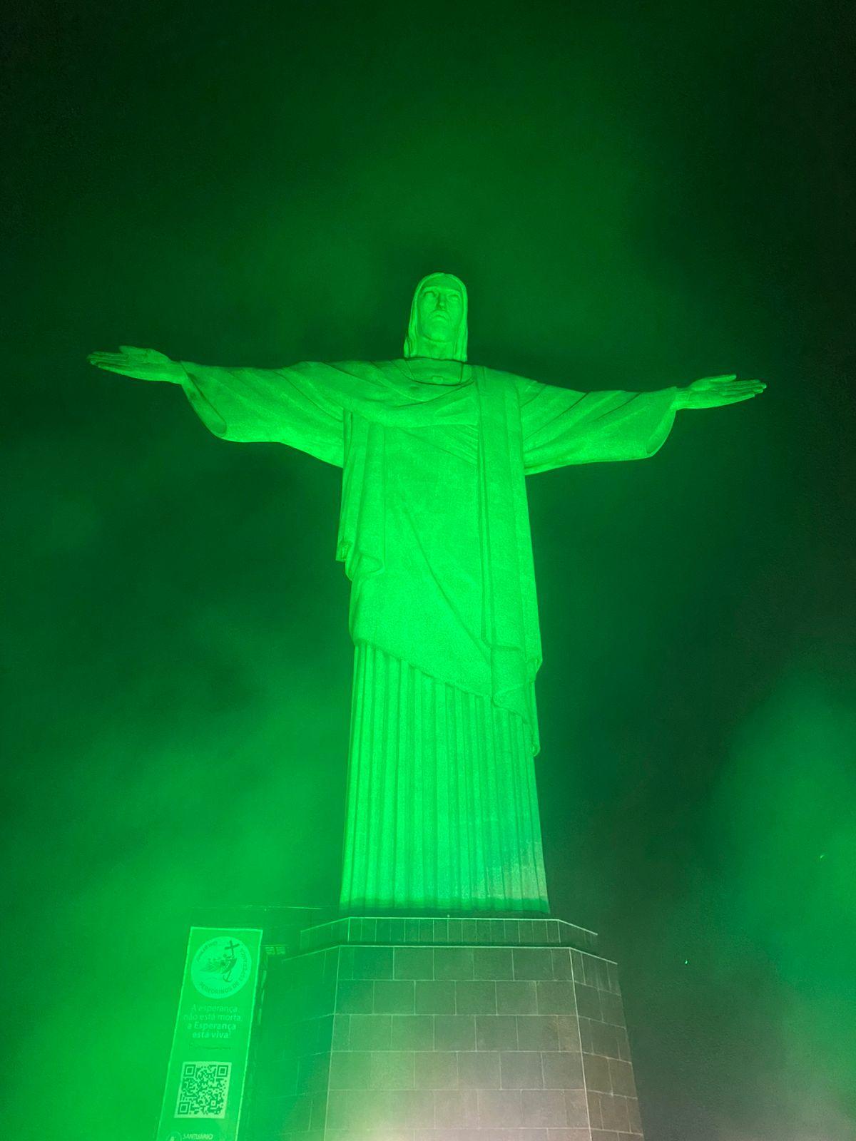 Cristo Redentor foi iluminado em verde em homenagem ao Dia Nacional da Defensoria Pública