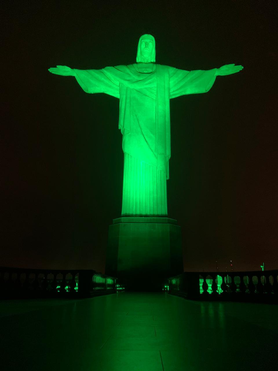Cristo Redentor foi iluminado em verde para celebrar o Dia Internacional da Biodiversidade