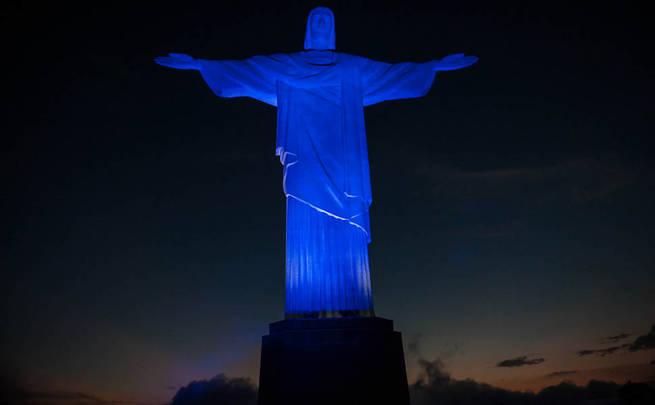 Cristo Redentor foi iluminado na cor azul para conscientizar sobre a importância do cuidado à saúde do homem
