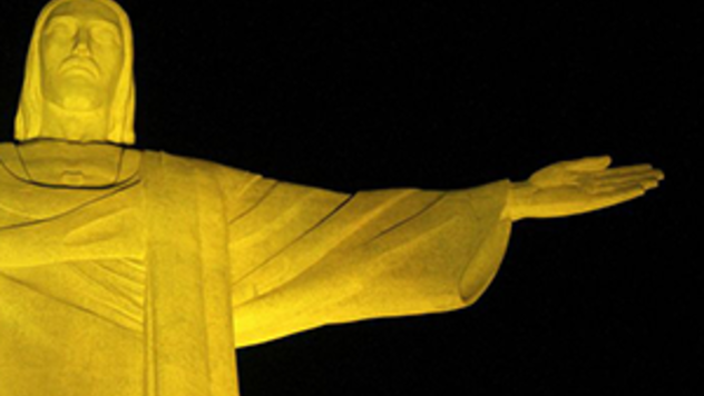 Cristo Redentor iluminado de amarelo pela prevenção ao suicídio