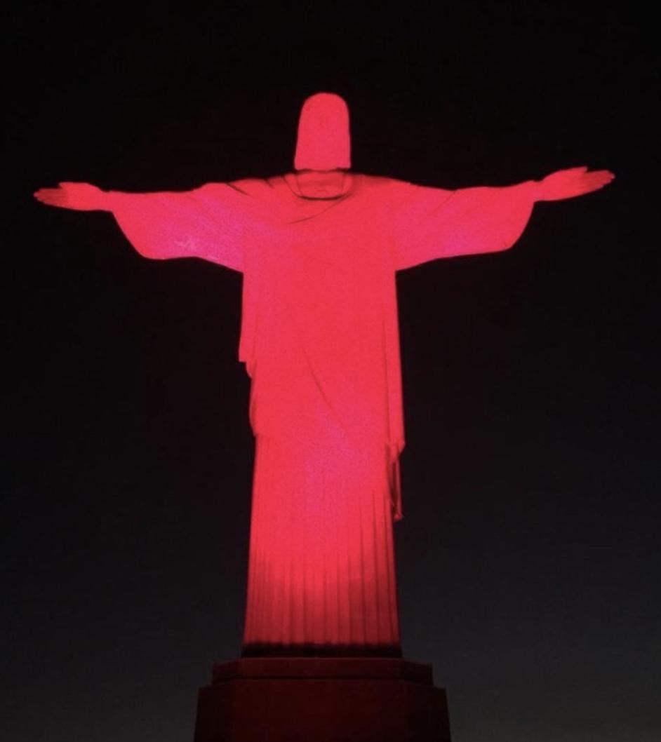 Cristo Redentor iluminado de vermelho pelo Dia da Advocacia