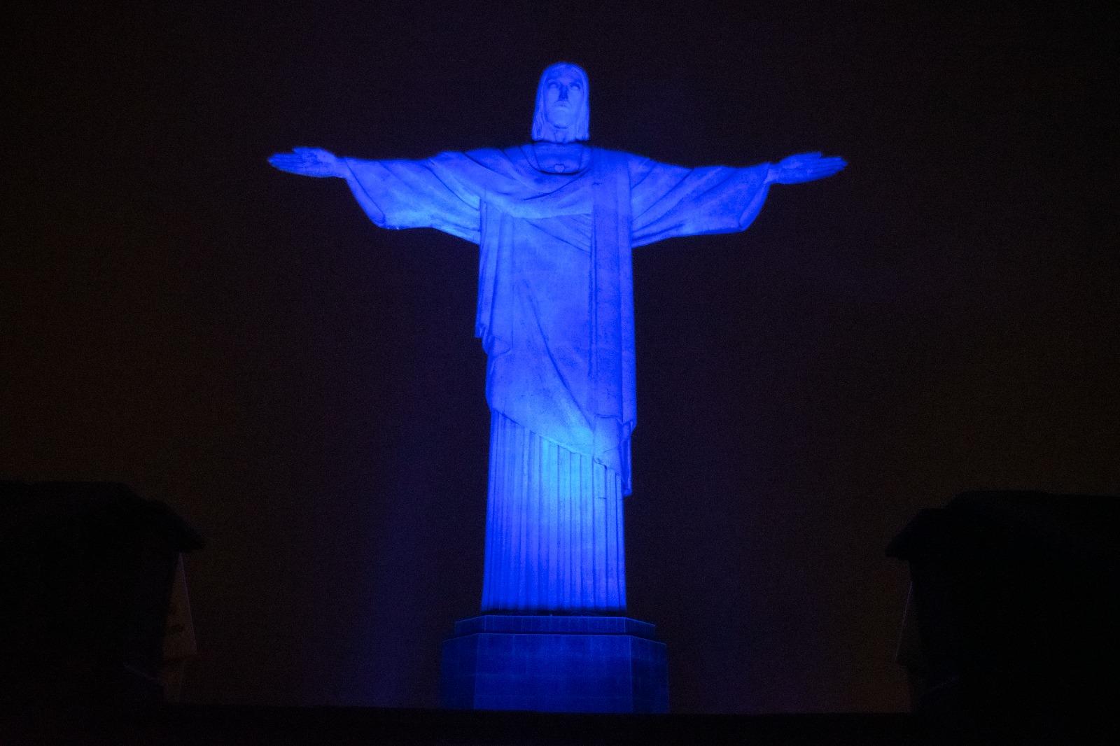 Cristo Redentor iluminado em azul celebra o Dia Mundial do Turismo 2025