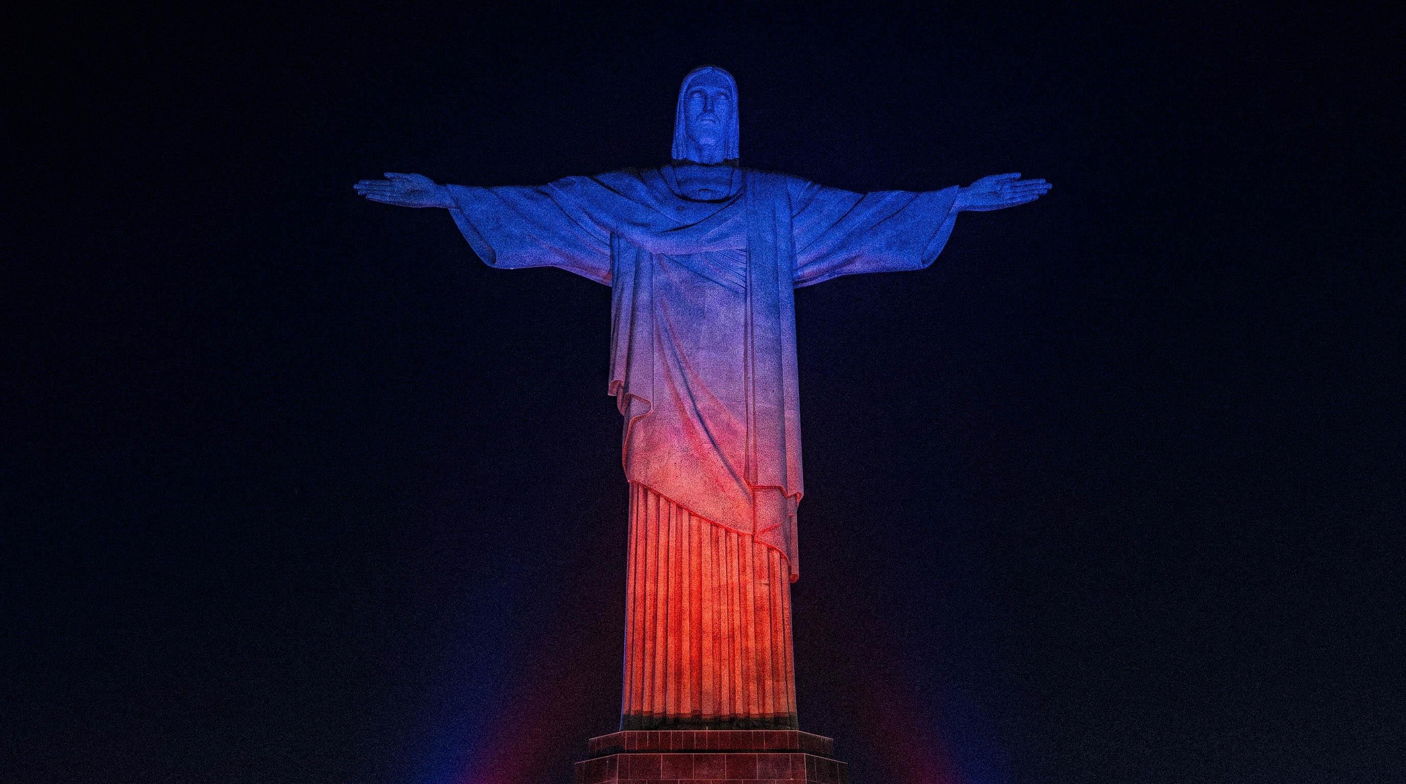 Cristo Redentor iluminado em azul e vermelho para alertar sobre as doenças que afetam veias e artérias