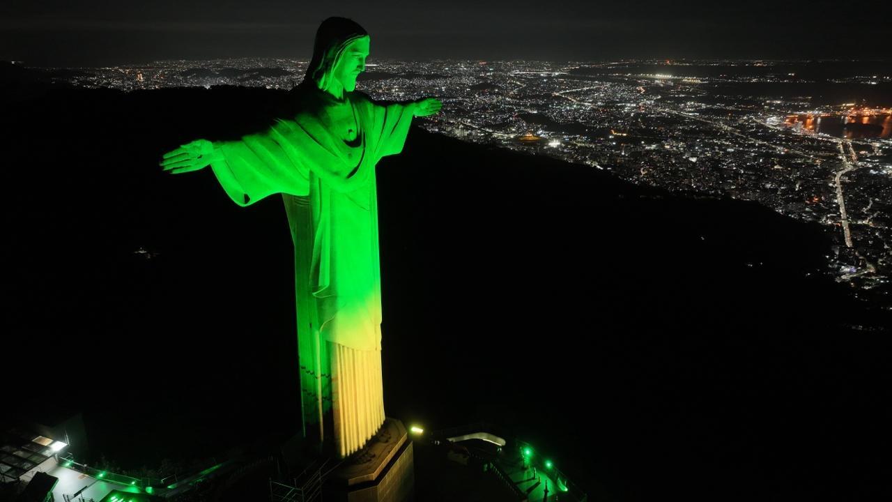 Cristo Redentor iluminado em verde e amarelo celebra a vitória do Brasil no Aberto de Buenos Aires