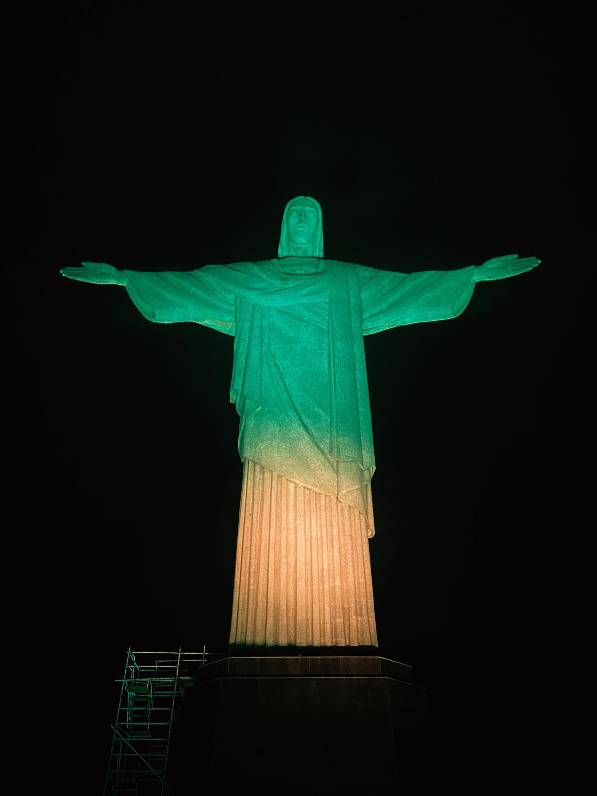 Cristo Redentor iluminado em verde e amarelo na torcida pelos atletas brasileiros nos Jogos Olímpicos de Paris