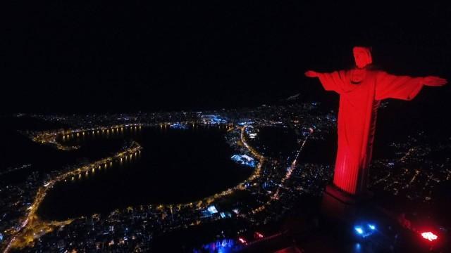 Cristo Redentor recebe iluminação pela população em situação de rua