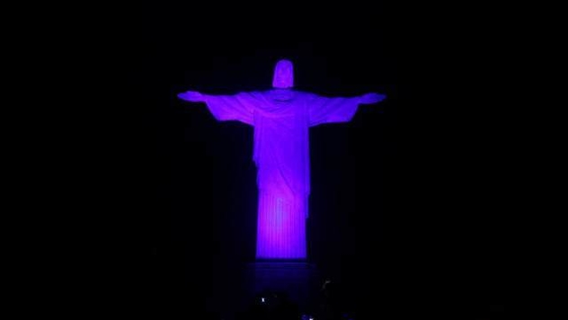 Cristo Redentor pela conscientização social sobre o Autismo