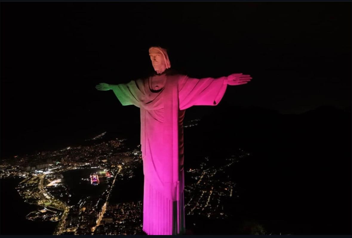 Cristo Redentor recebe iluminação pelo Dia do Musicoterapeuta e aos 30 anos da UBAM