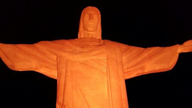 Cristo Redentor recebe iluminação especial em homenagem aos garis