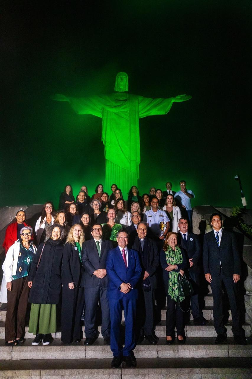 Cristo Redentor recebe iluminação especial em memória às vítimas de acidentes e doenças relacionadas ao trabalho