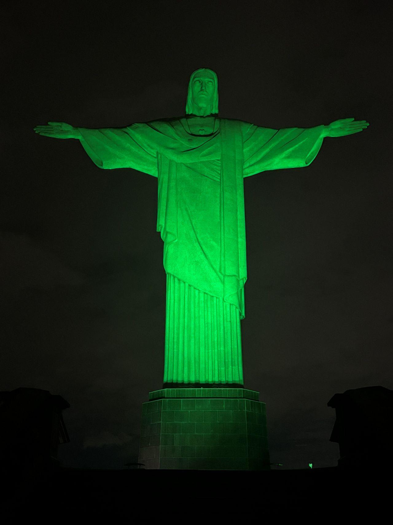 Cristo Redentor recebe iluminação especial em verde para abrir as comemorações pelo Dia de São Patrício