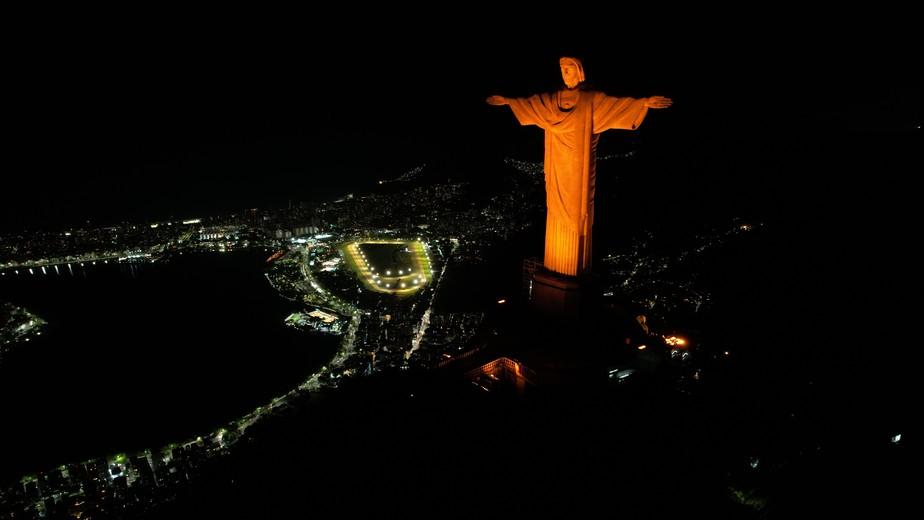 Cristo Redentor recebe iluminação especial pelo Dia Mundial da Segurança do Paciente