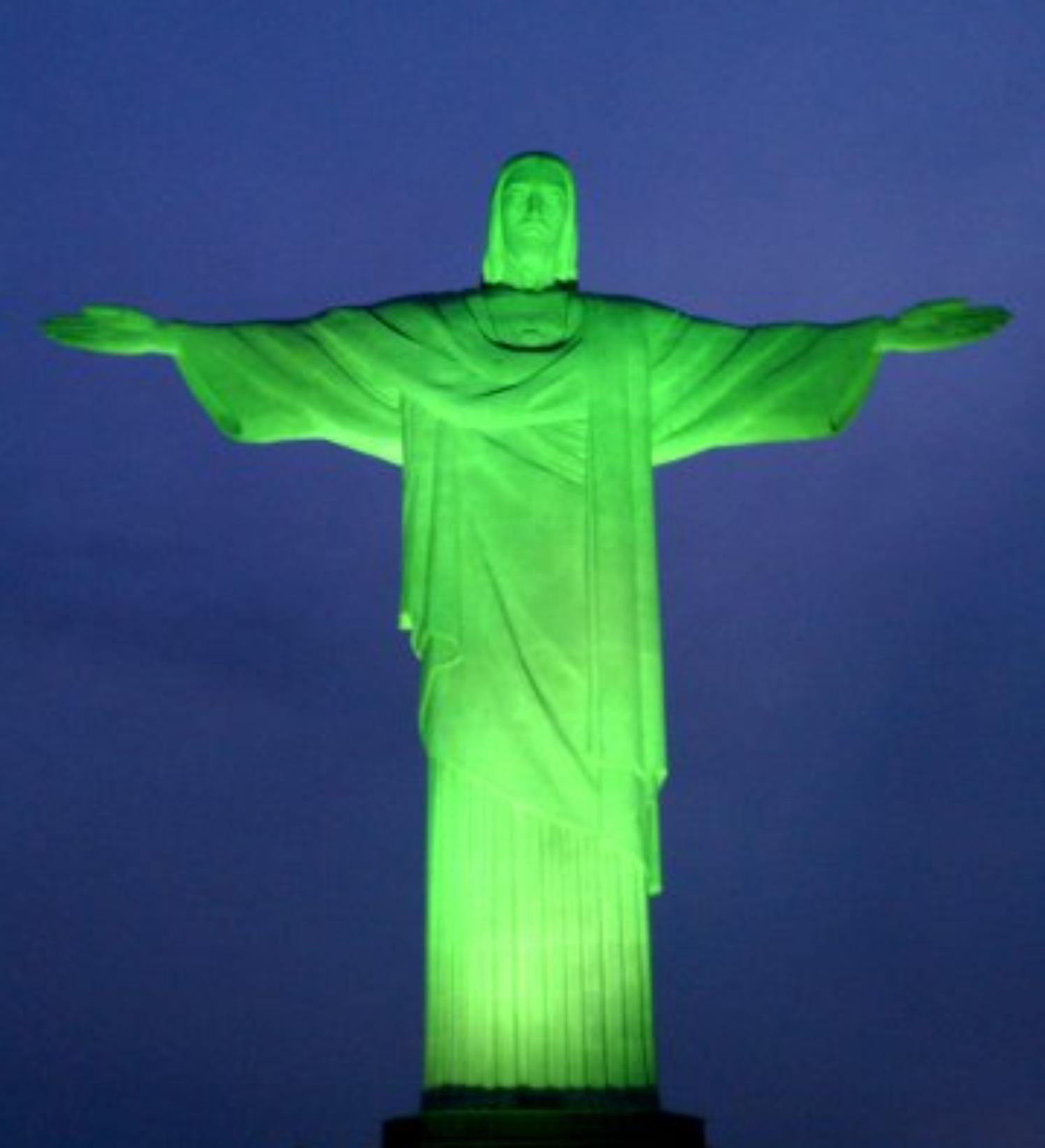 Cristo Redentor recebe iluminação especial pelo Dia Nacional de Combate ao Glaucoma