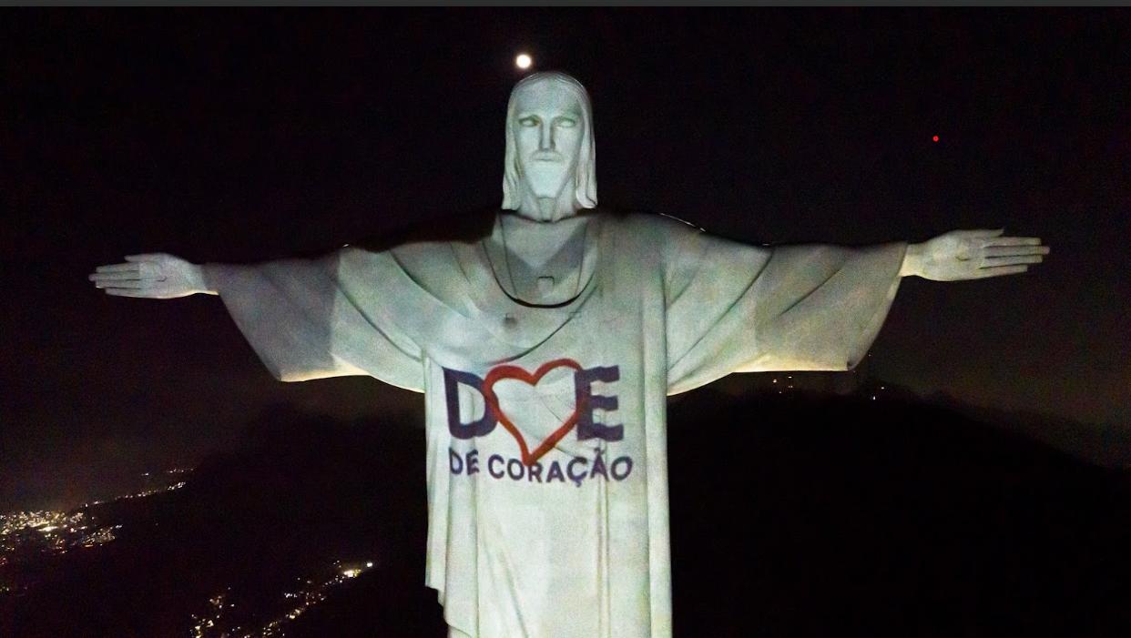 Cristo Redentor “veste” a camisa da Doe de Coração