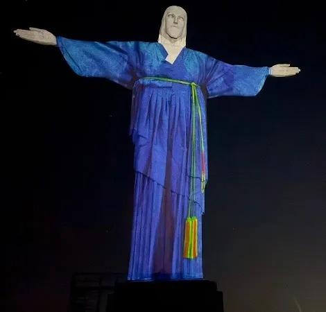 Cristo Redentor veste o traje típico de um país pela primeira vez