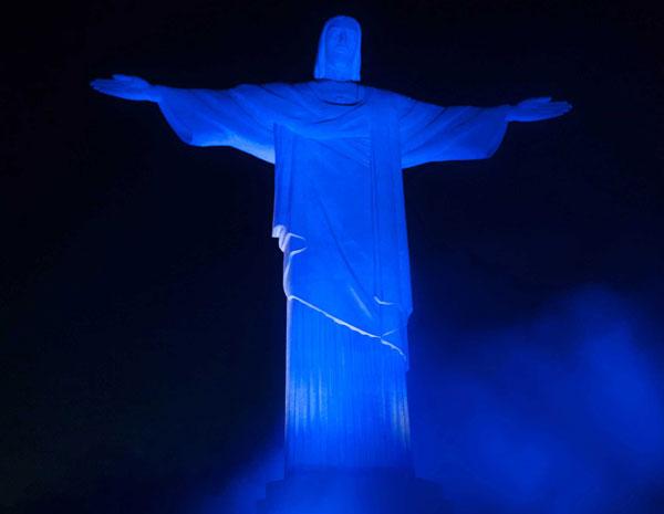 EMS ilumina Cristo Redentor de azul para comemorar o Dia Nacional do Medicamento Genérico