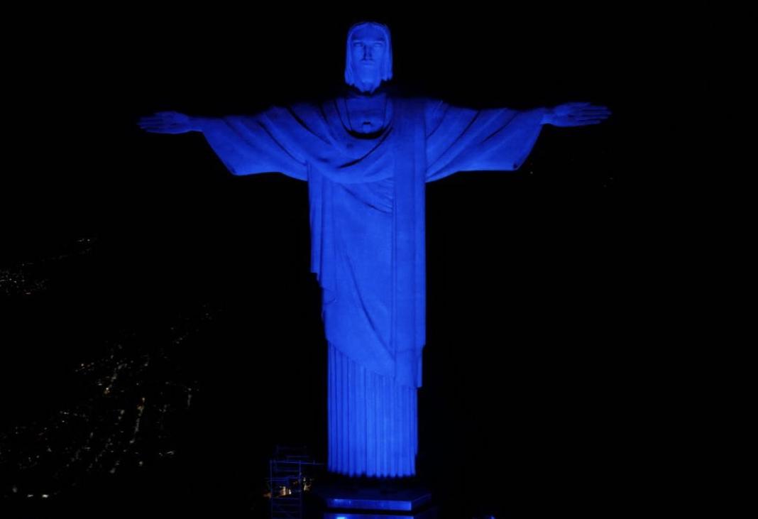 Força Aérea Brasileira ilumina Cristo Redentor em Comemoração ao Dia da Força Aérea Brasileira e Dia do Aviador