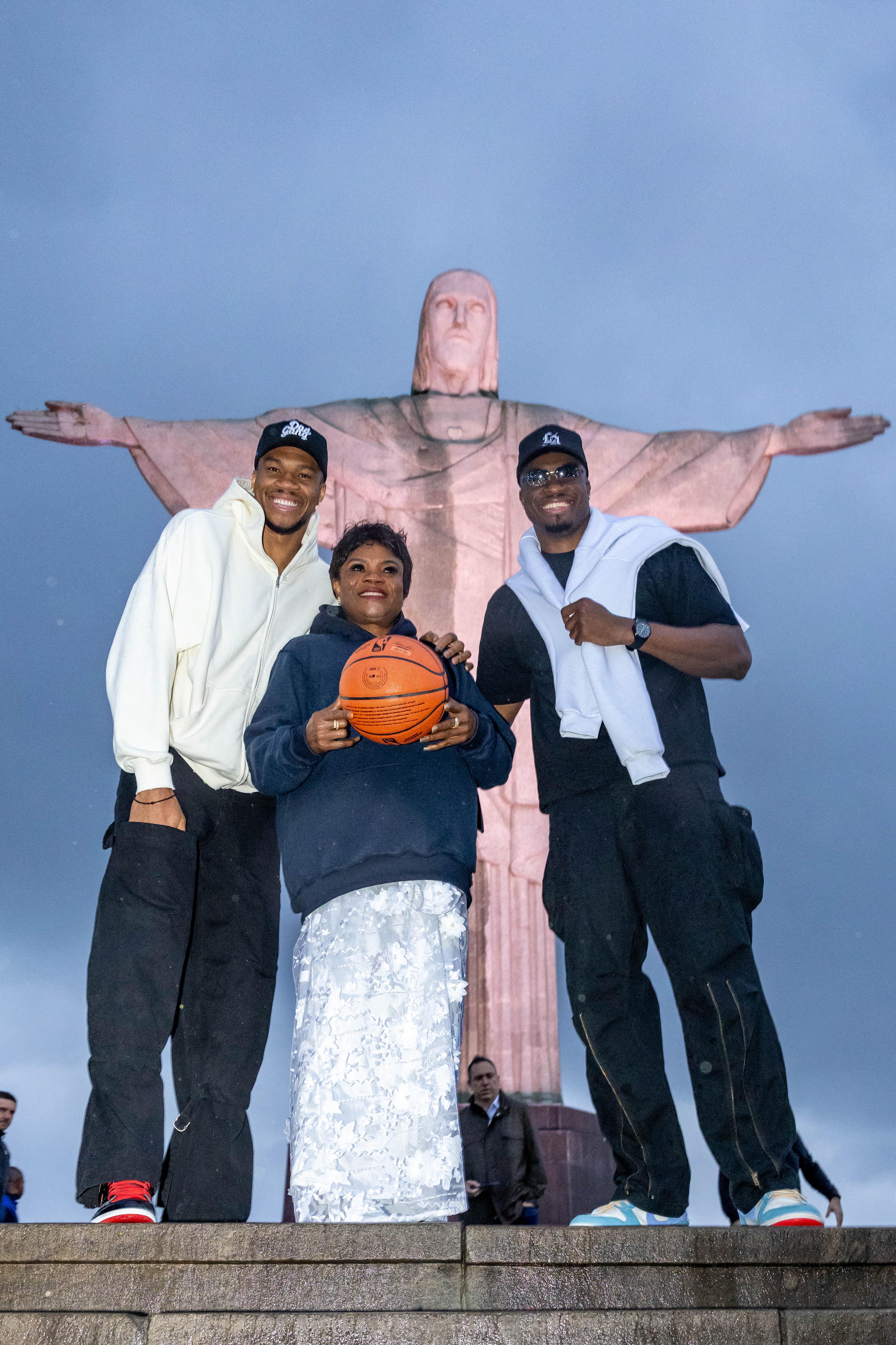 Giannis Antetokounmpo visita o Santuário Cristo Redentor com família e amigos em dia chuvoso, mas cheio de significado