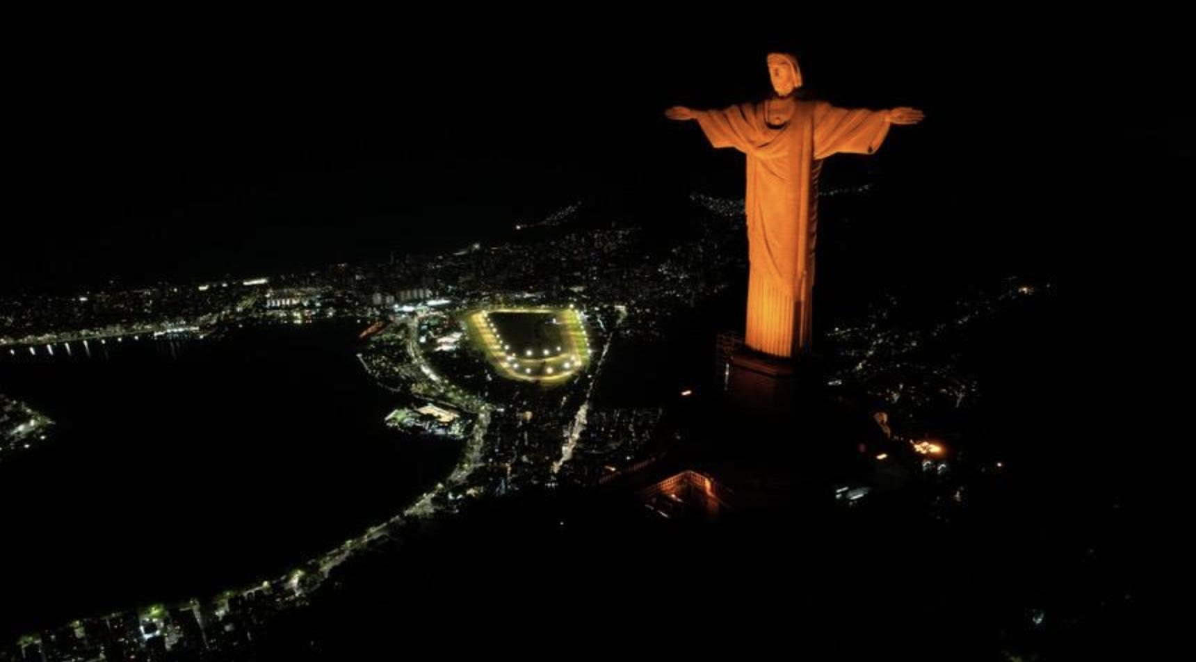 Grandes monumentos brasileiros foram iluminados em laranja no Dia de Doar