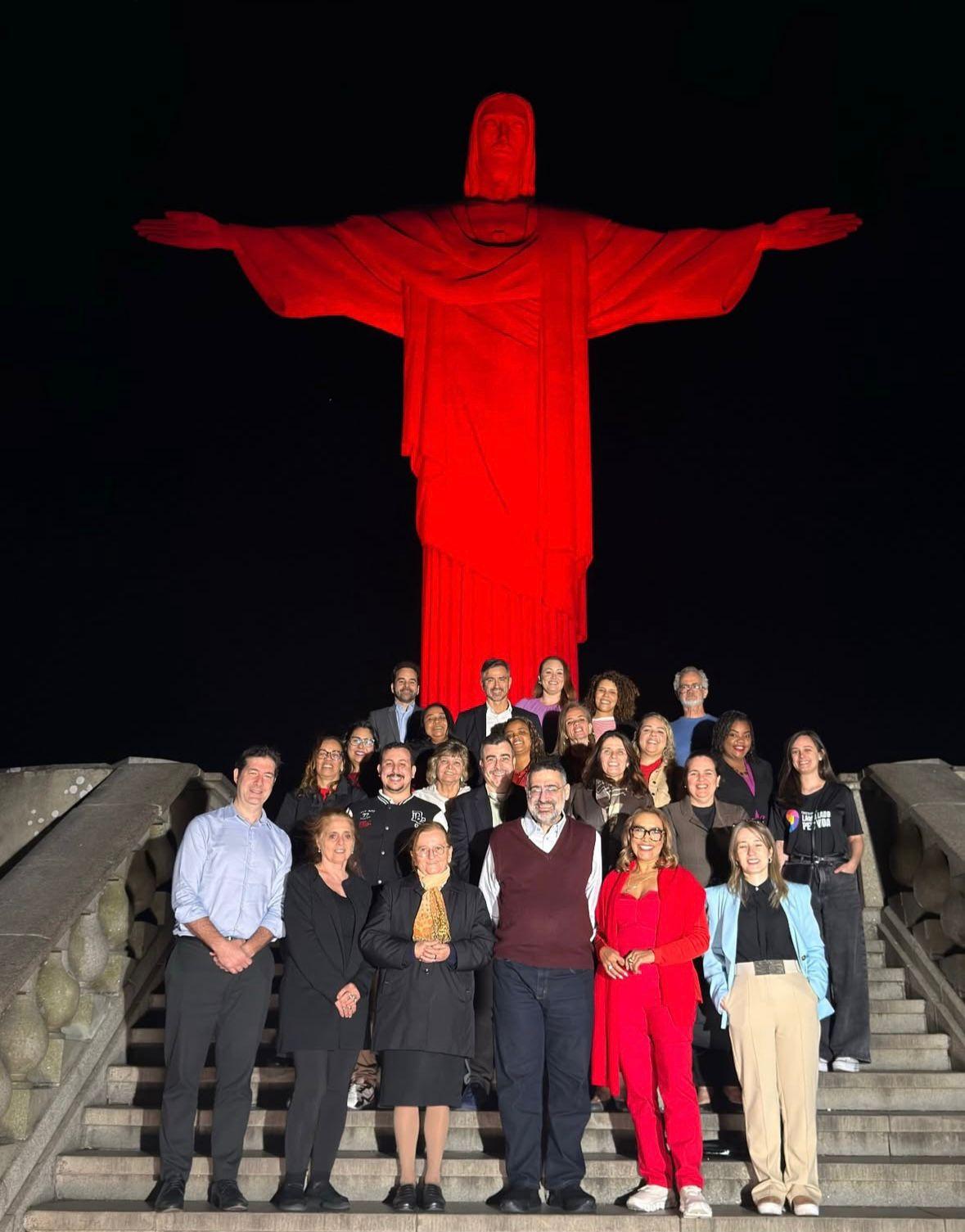 Cristo Redentor recebe iluminação pelo Setembro Vermelho