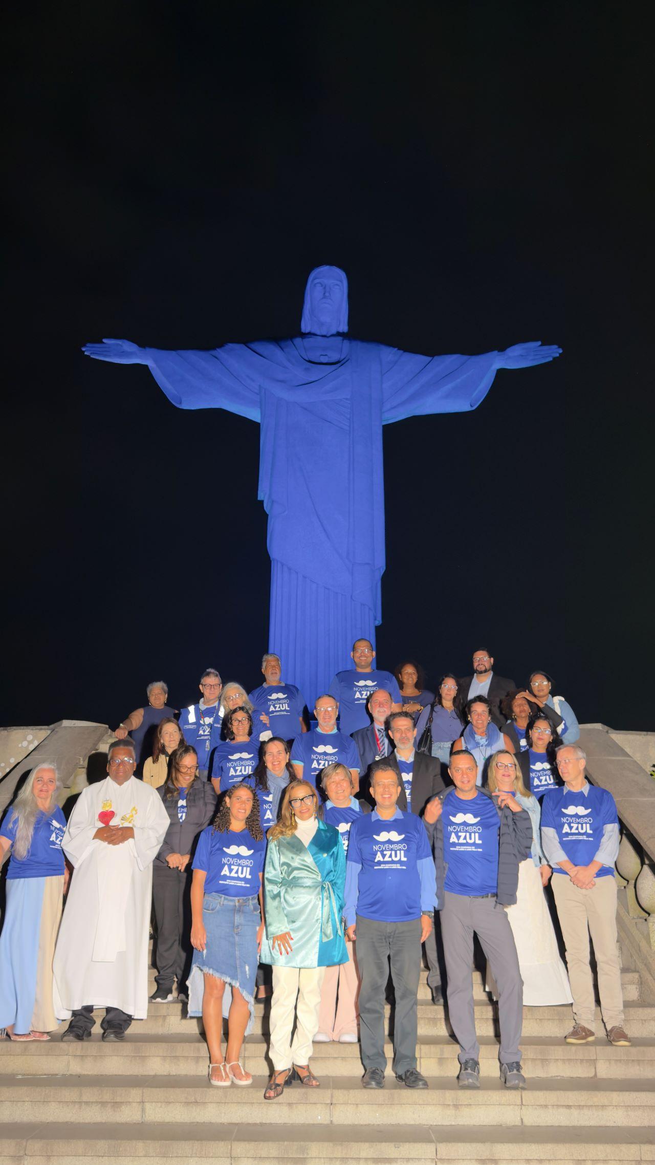 Cristo Redentor recebe iluminação pelo combate ao câncer de próstata