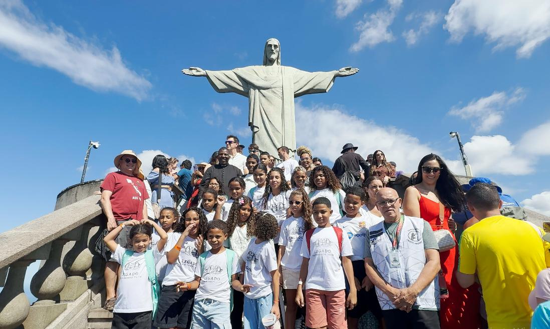 Instituto LEGADO leva 30 jovens do Complexo do Alemão ao Santuário Cristo Redentor, por meio do Consórcio Cristo Sustentável
