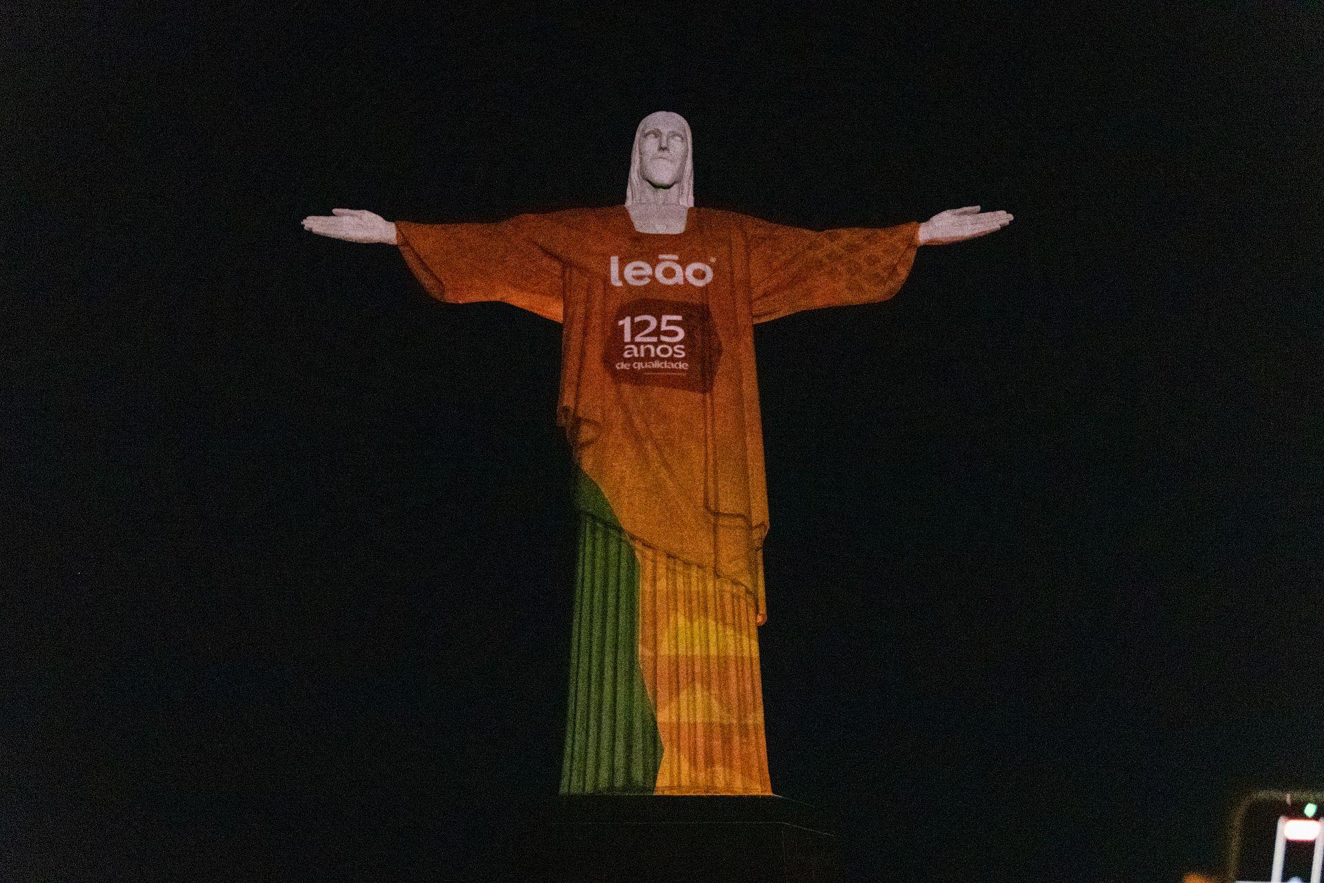 Leão faz projeção no Cristo Redentor para celebrar seus 125 anos, homenagear os mateiros e exaltar a cultura brasileira