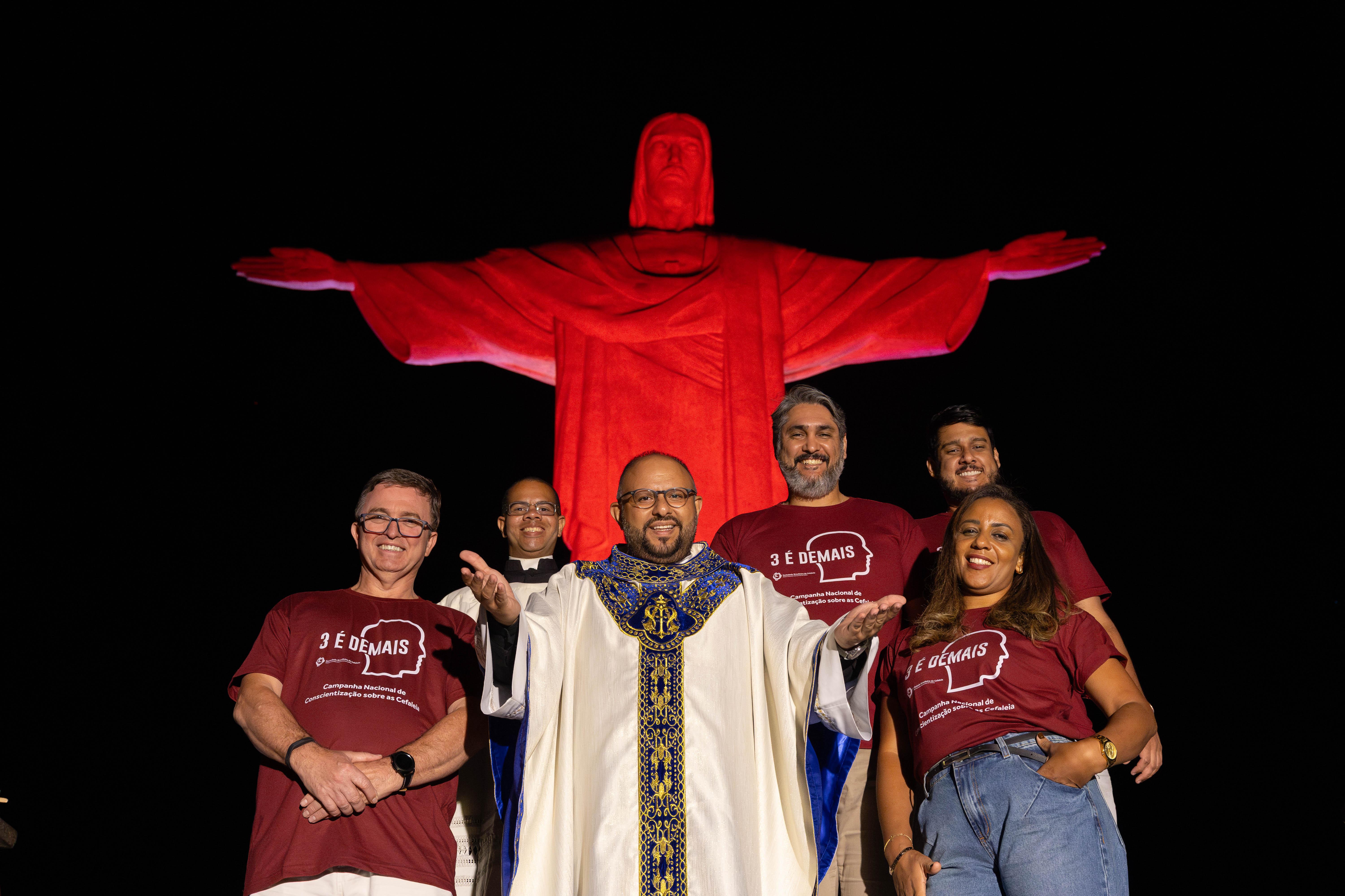 Maio Bordô: Cristo Redentor iluminado em apoio à campanha nacional “3 é Demais”, da Sociedade Brasileira de Cefaleia