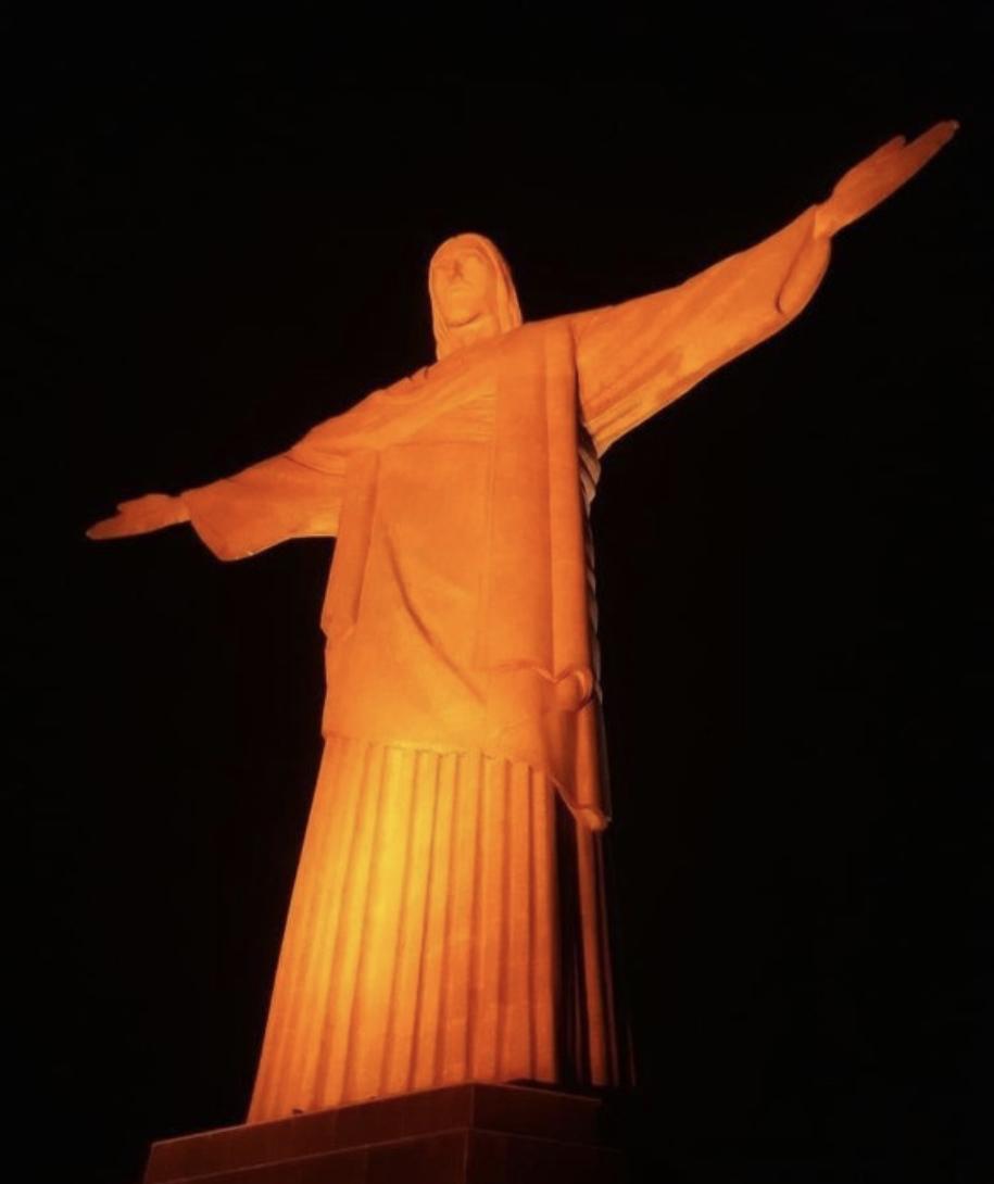 Cristo Redentor recebe iluminação especial pelos 16 Dias de Ativismo pelo Fim da Violência contra Mulheres e Meninas