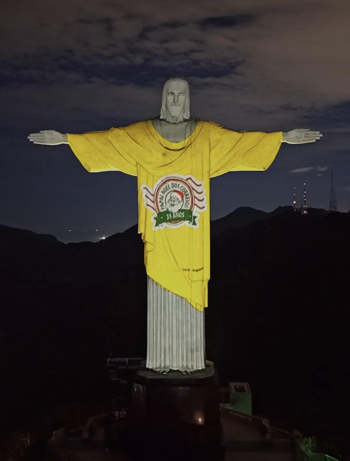 Projeção no Cristo Redentor celebra os 35 anos da campanha Papai Noel dos Correios