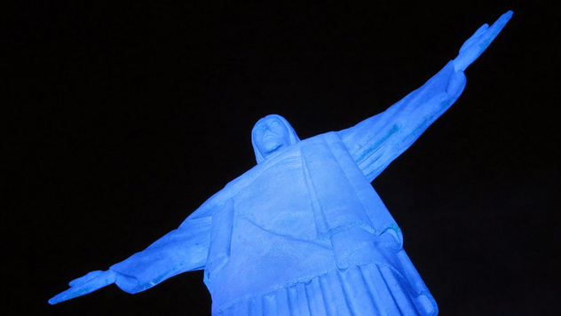 Redentor azul pela causa dos autistas