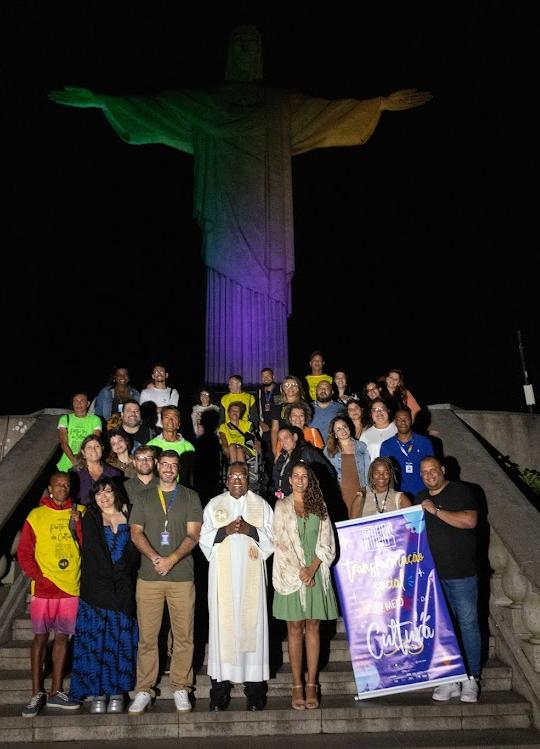 Revista Traços celebra o Dia Internacional dos Direitos Humanos com Iluminação do Monumento ao Cristo Redentor