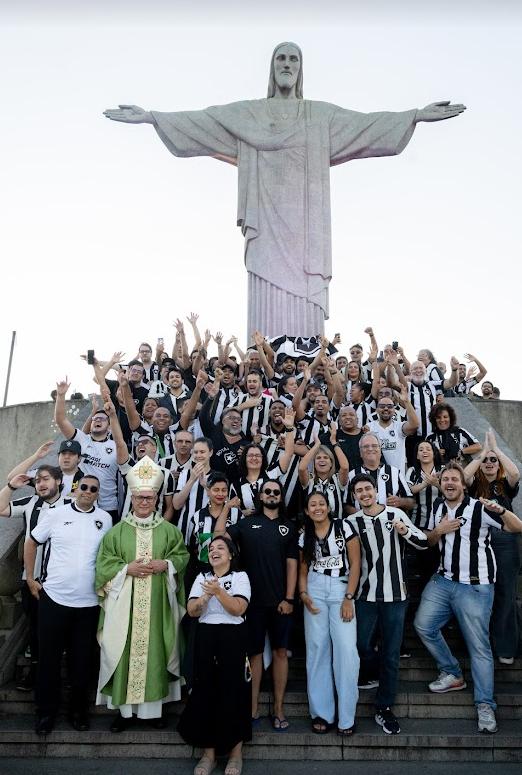 Torcedores do Botafogo unidos em oração no Santuário Cristo Redentor