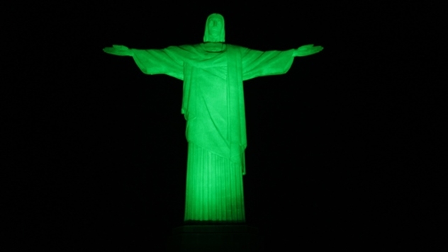 Iluminação verde em homenagem ao profissional de Educação Física