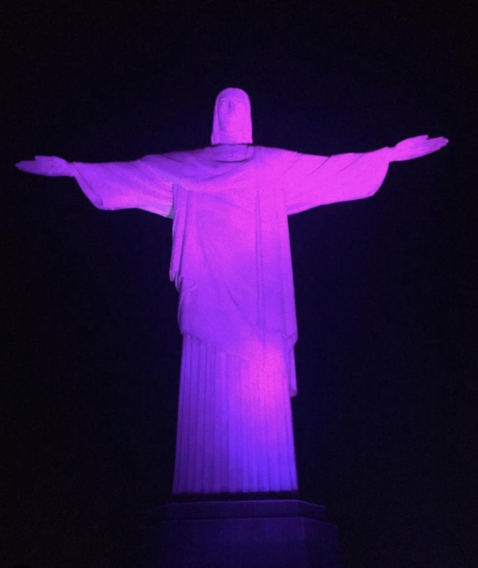 Cristo Redentor iluminado de violeta pelo Dia Mundial de Conscientização da Violência contra a Pessoa Idosa