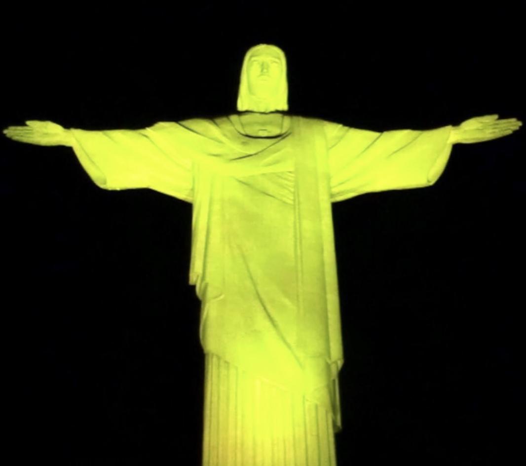 Cristo Redentor iluminado na cor amarela pelo Dia Mundial de Combate às Hepatites Virais