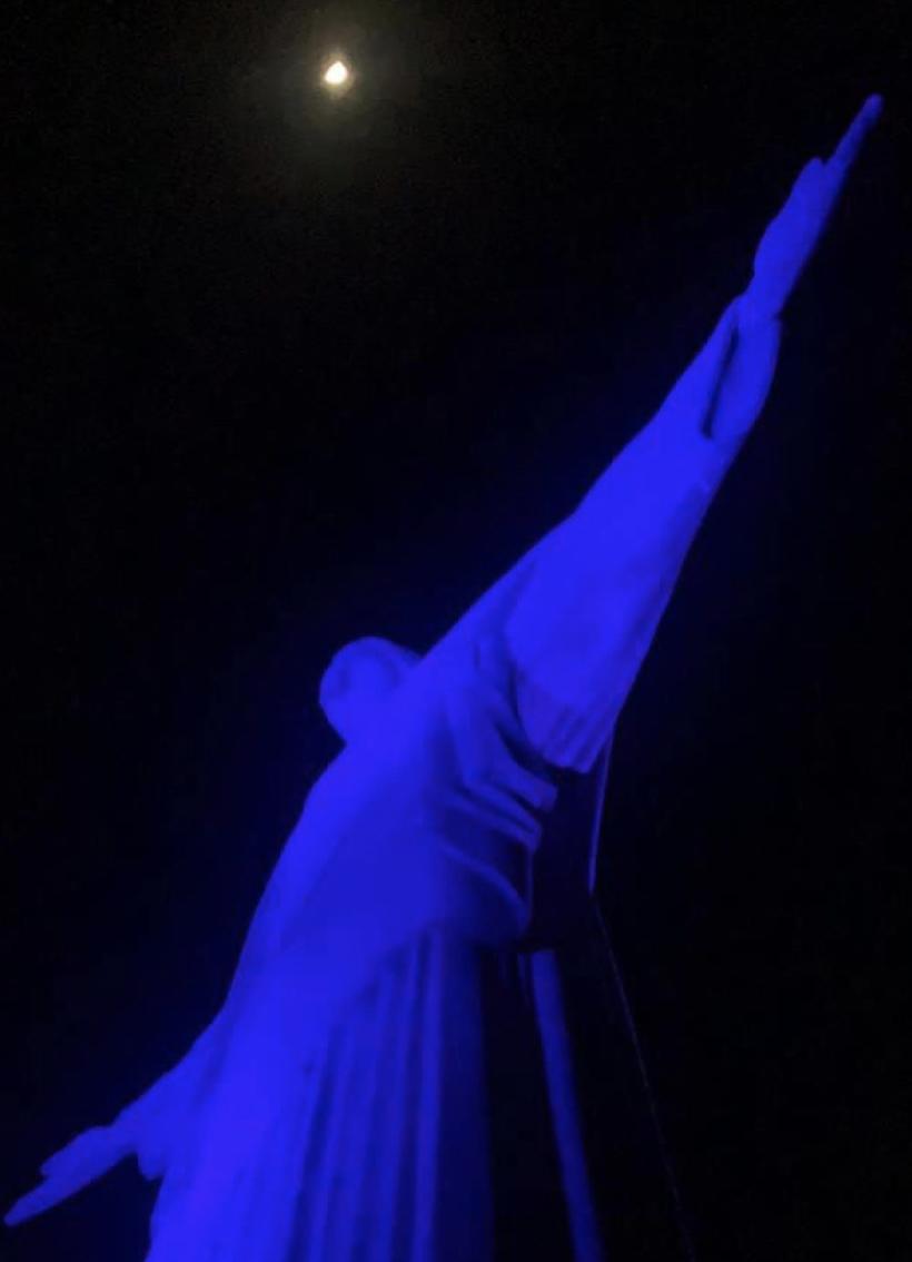 Cristo Redentor iluminado em azul pelo Dia dos Psicólogos