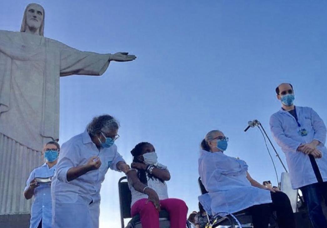 Ato simbólico dá início à vacinação contra a covid-19 no Rio de Janeiro