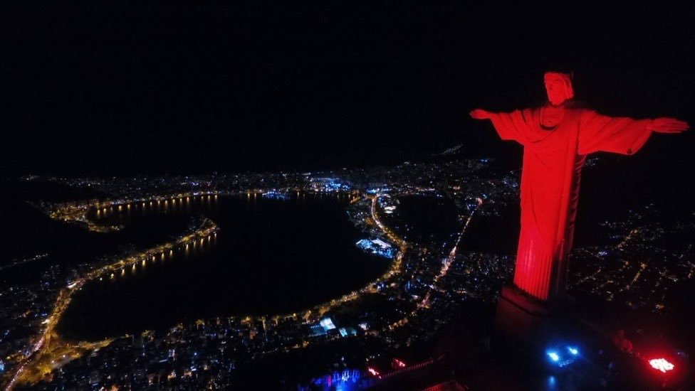 Cristo Redentor iluminado em vermelho